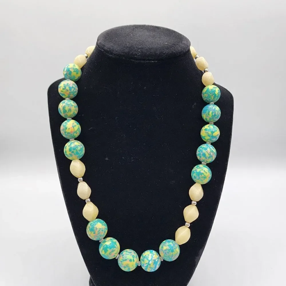 Green speckled & cream beaded necklace